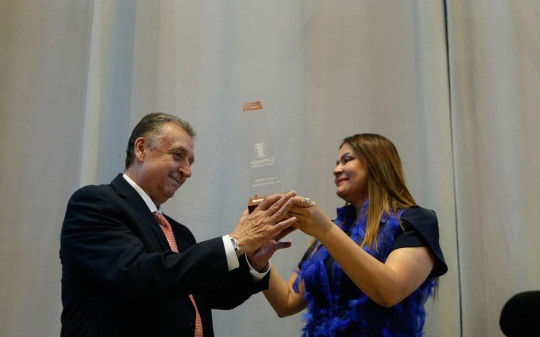 Óscar Darío Pérez Pineda es condecorado con la Orden al Mérito Juan del Corral, Grado Plata, en reconocimiento a su destacada trayectoria pública