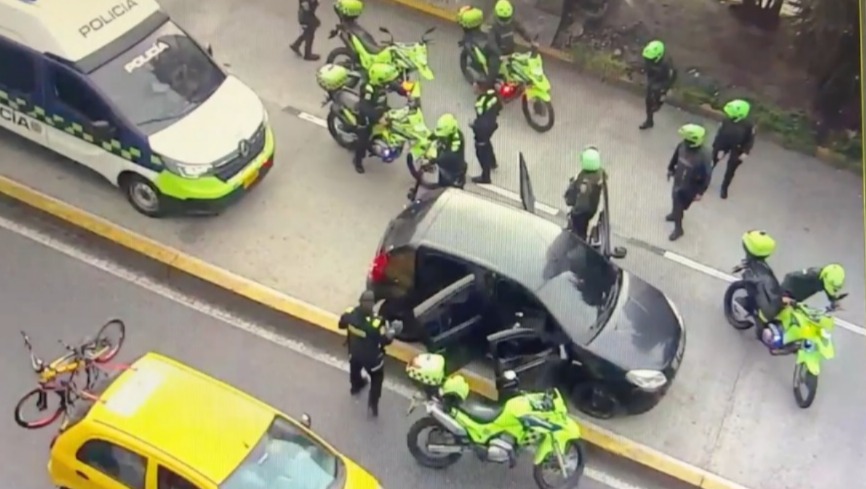En persecución policial en el Centro de Medellín, uniformado evitó escape de delincuentes y fue recuperada una patineta eléctrica robada.